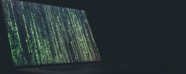Ordinateur avec fond de Matrix